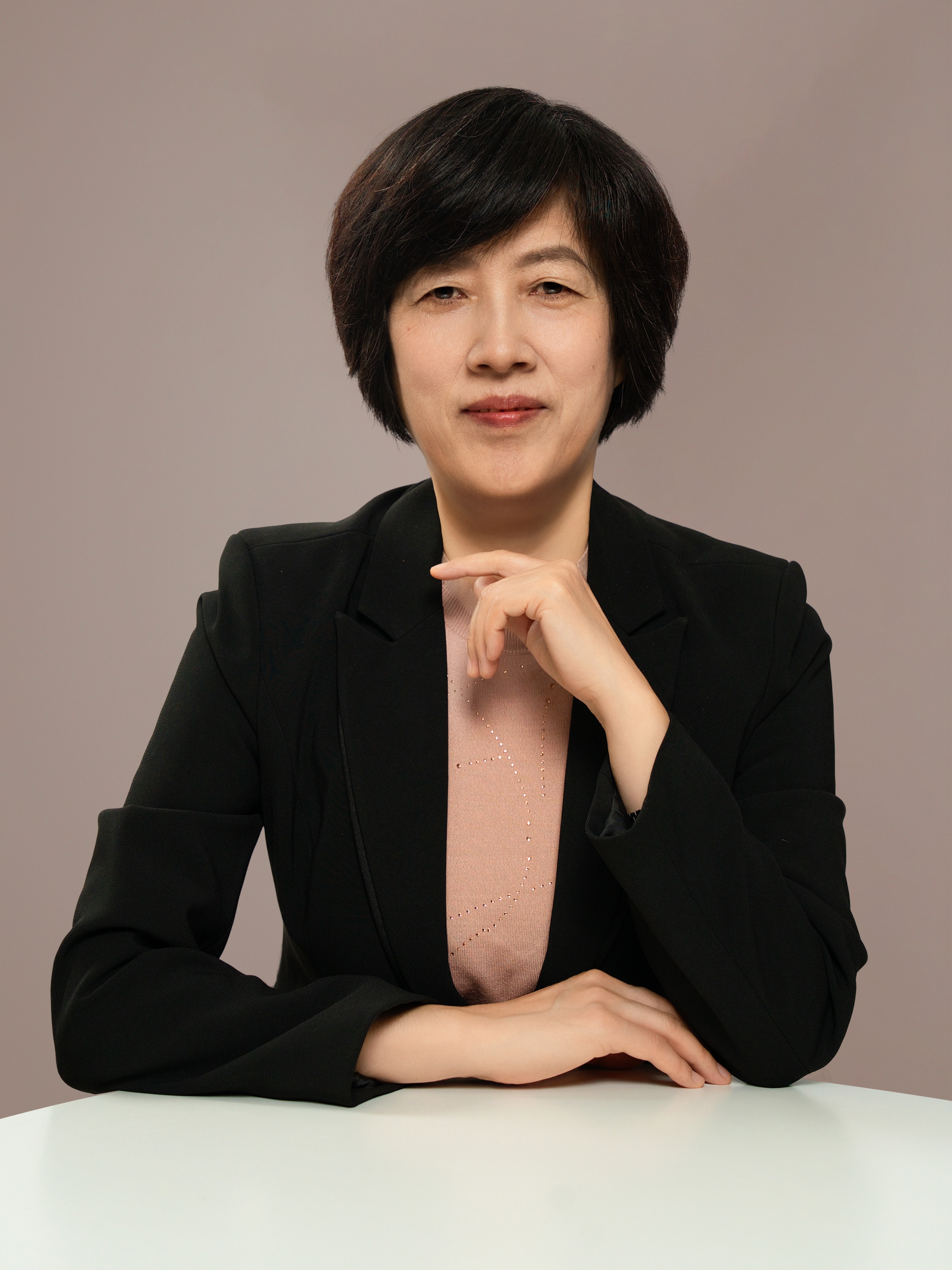 李  静